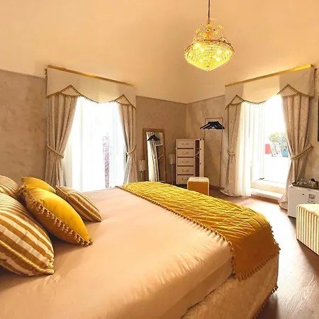 Suite-regia Domus بيت ضيافة Sovereto