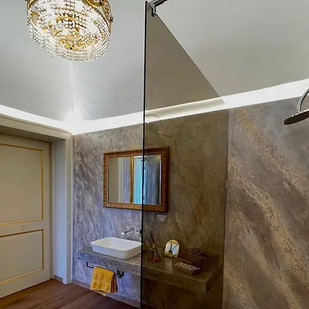 Suite-regia Domus 3*